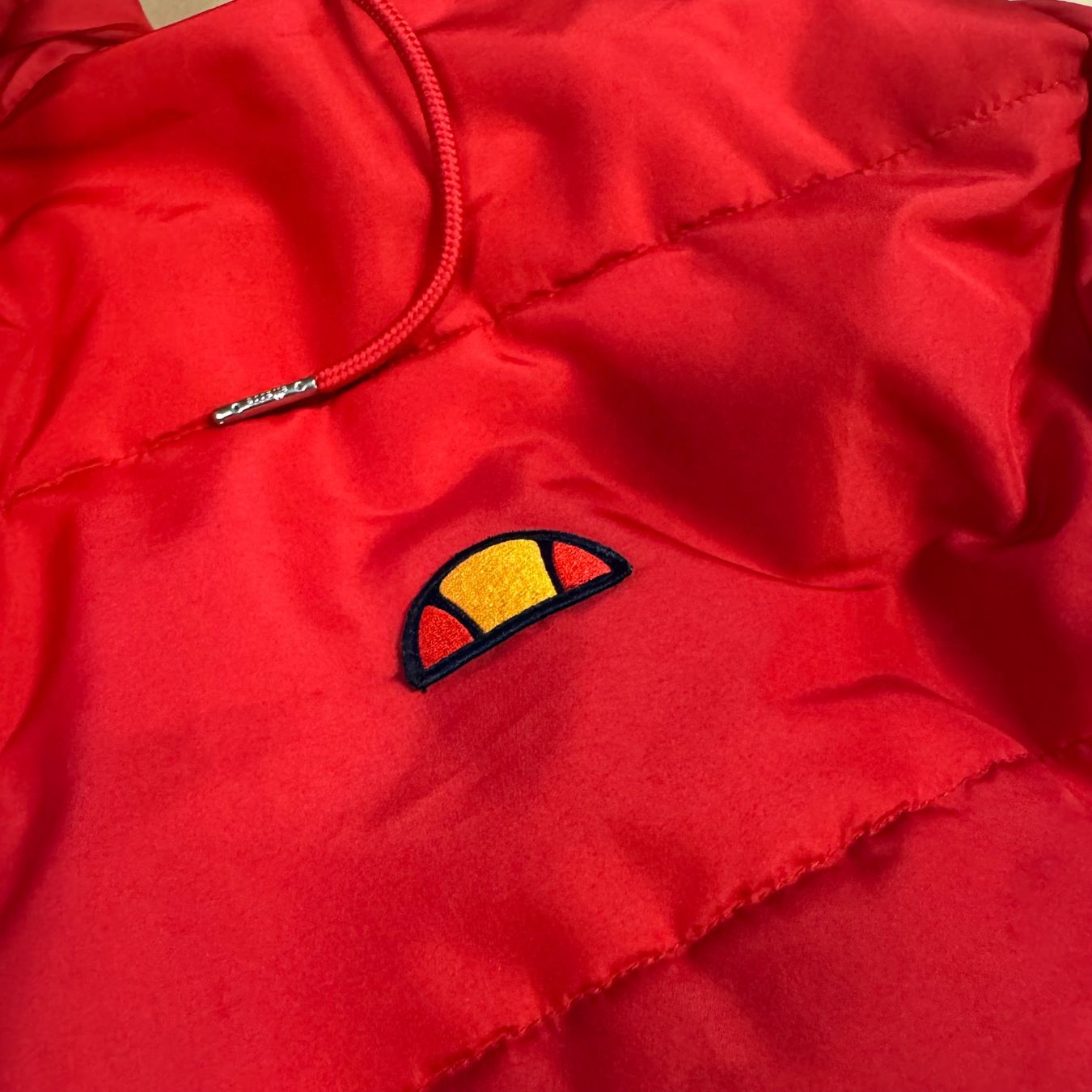 Ellesse Giacche: Ellesse retro red puffer jacket winterjacke polyester M – Usato da St. Gallen venduto da sourced_limited 3