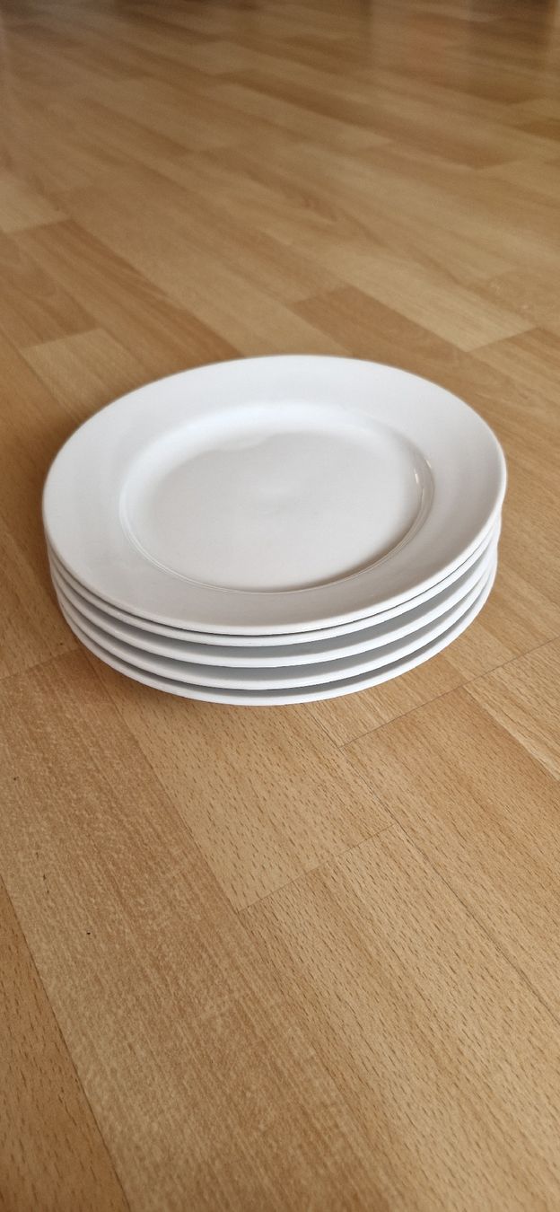 Set di piatti: Geschirr Set weiss gebraucht verschiedene Teller – Usato da Rupperswil venduto da Cielo46 2