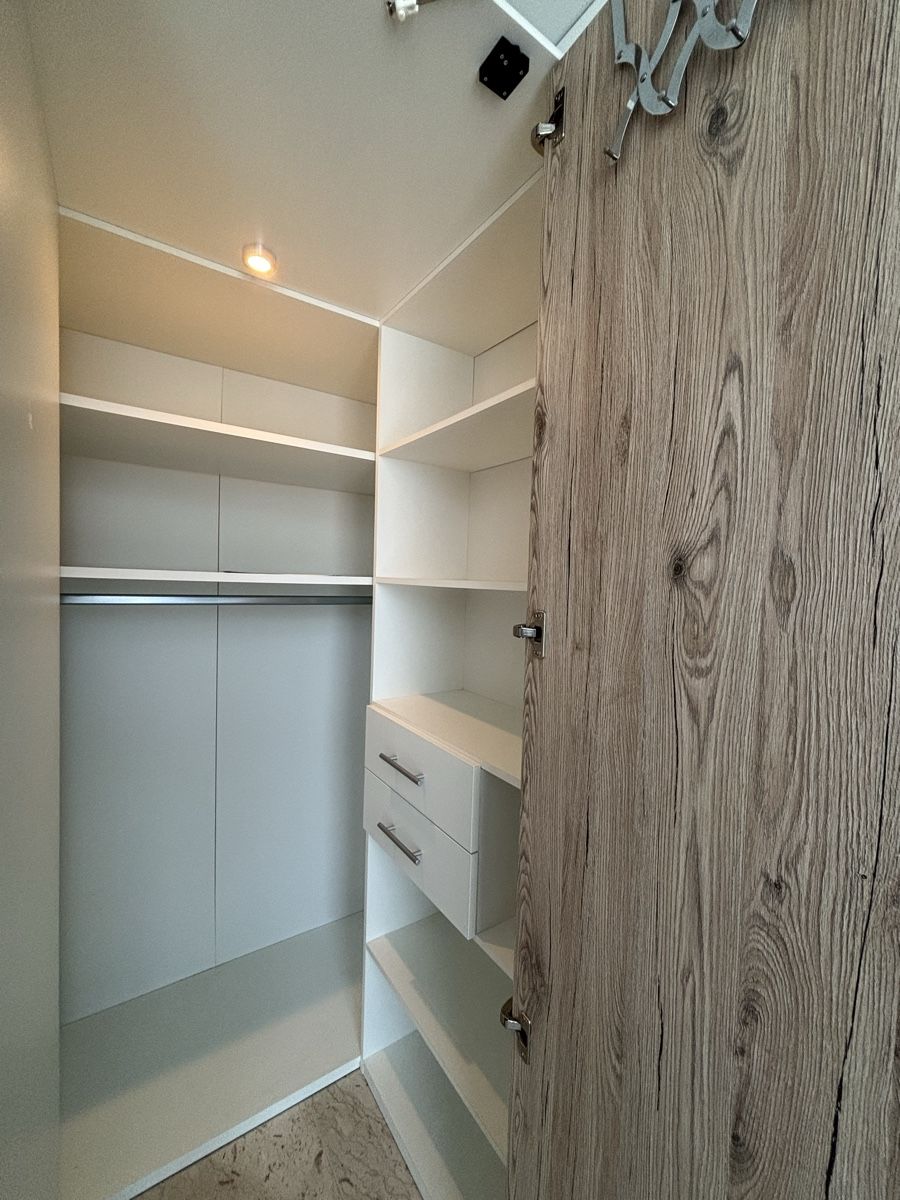 Schränke: Schrank – Gebraucht aus Kloten von NicosK01 3