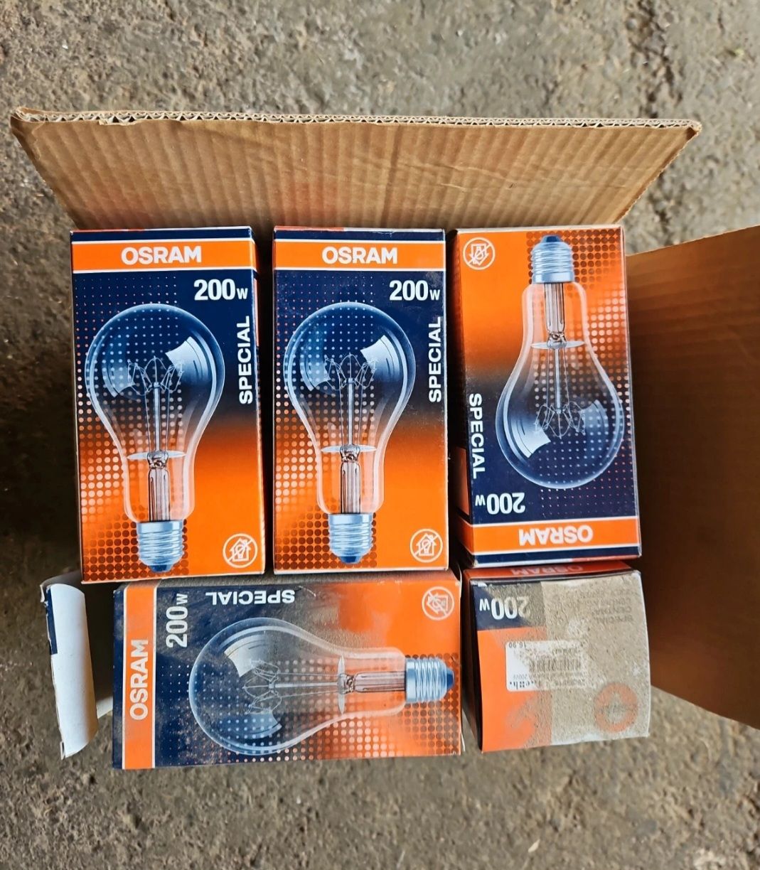 Lampade: lot de 19 ampoules 200W – Usato da Les Brenets venduto da tej_c9g9