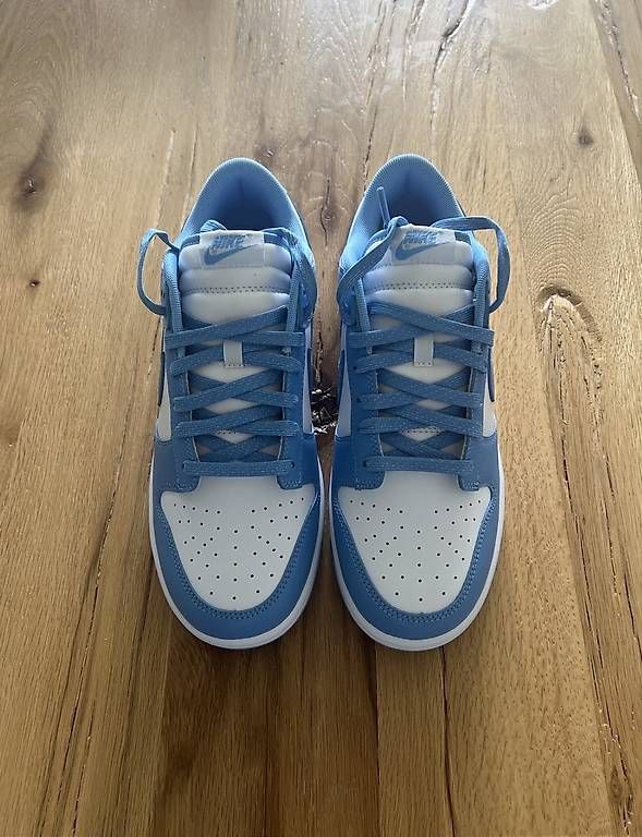 Nike Scarpe da uomo: Nike Dunk Low UNC Grösse 43 Neu mit Box – Nuovo e nell'imballaggio originale da Dagmersellen venduto da 4.sale 1