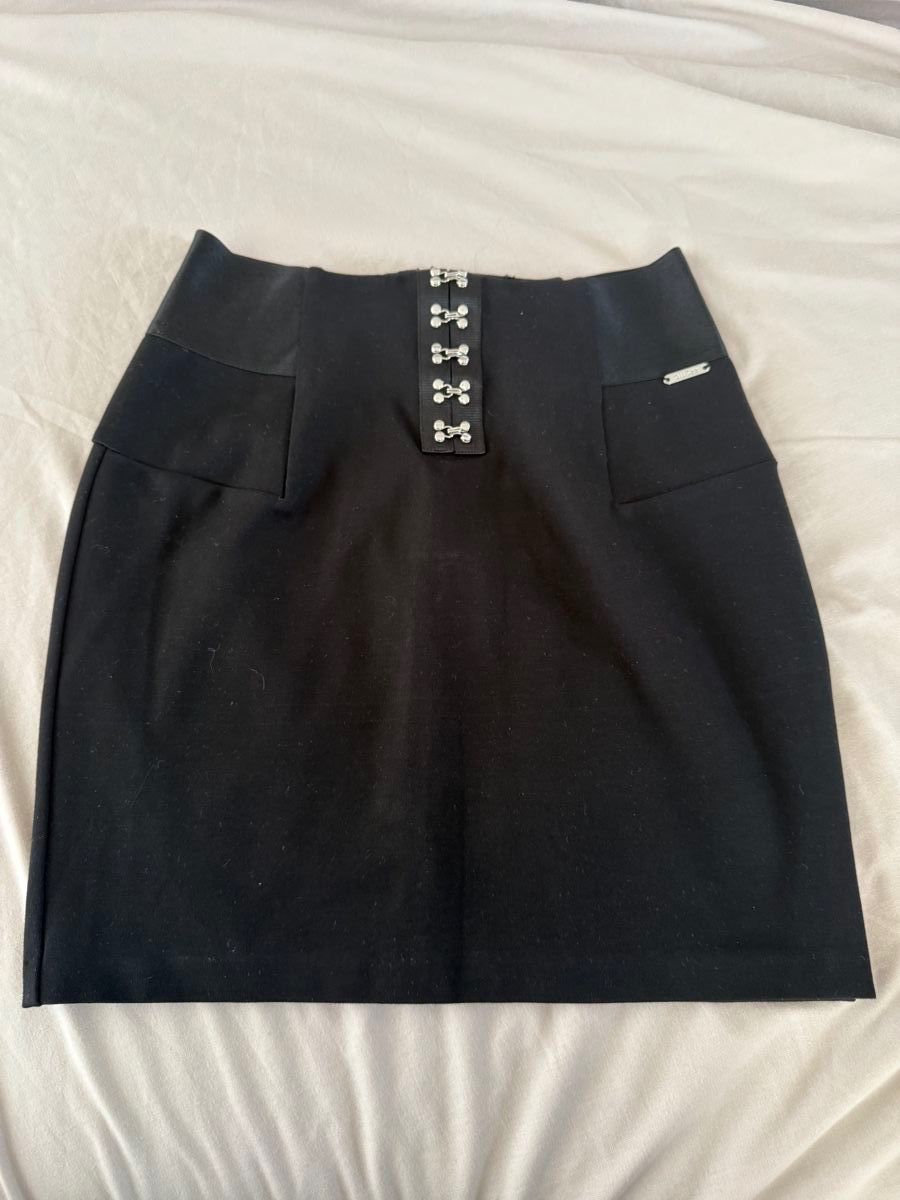 Guess Gonne: Guess Black Mini Skirt. Size S. Good condition! – Usato da Stallikon venduto da Lilly_90 1
