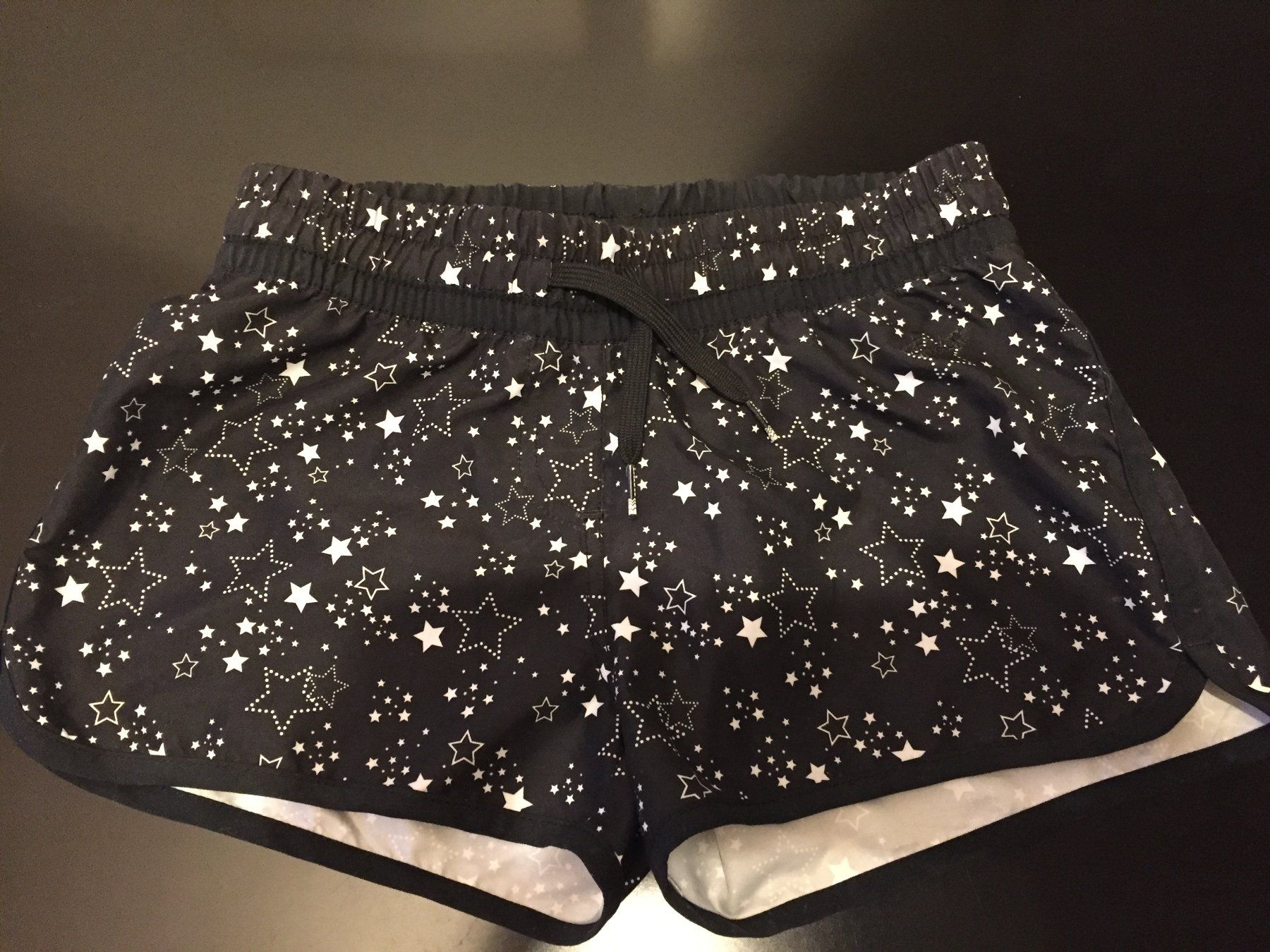 Pantaloni: Mädchen Shorts mit Sternenmuster, Gr. 152 – Nuovo (secondo la descrizione) da Dietikon venduto da Klopfer05