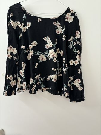 schöne geblümte Bluse