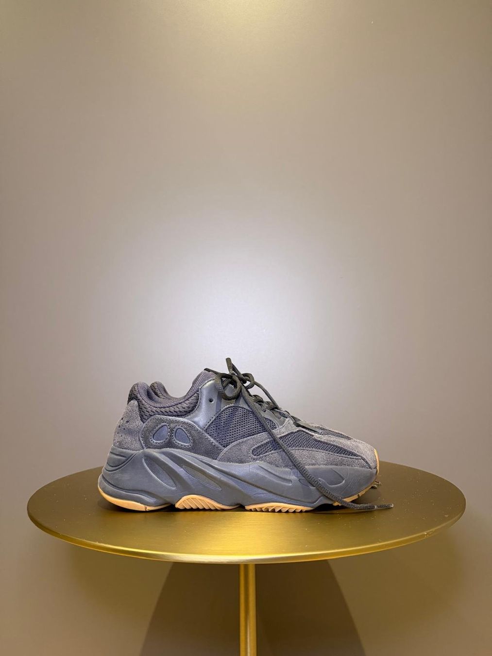 Adidas Damenschuhe: Yeezy Boost 700 "Utility Black" – Gebraucht aus Langnau i. E. von dis_tc9q
