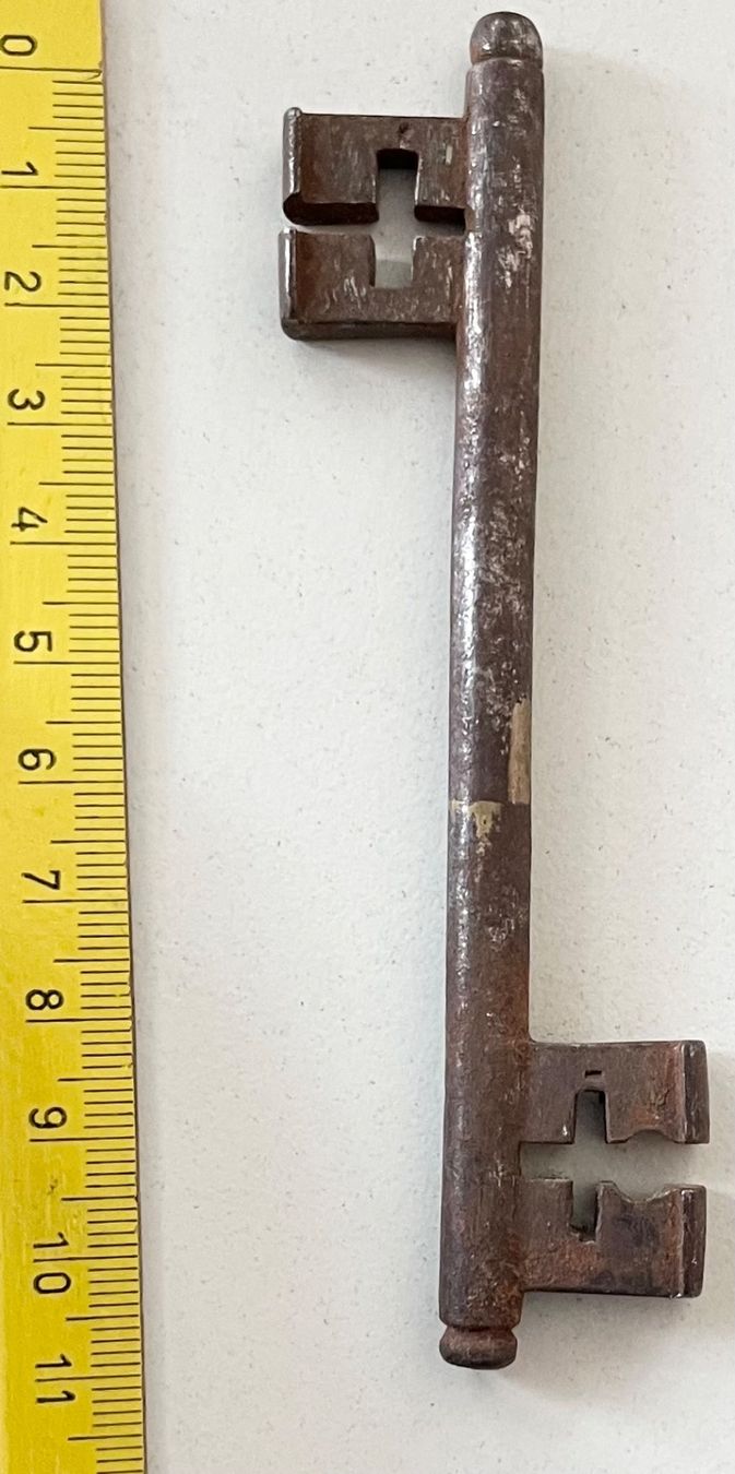 Schlüssel: Alter Schlüssel mit 2 Bart, ca. 11 cm Lang – Gebraucht aus Ostermundigen von DaxKarten-75 1