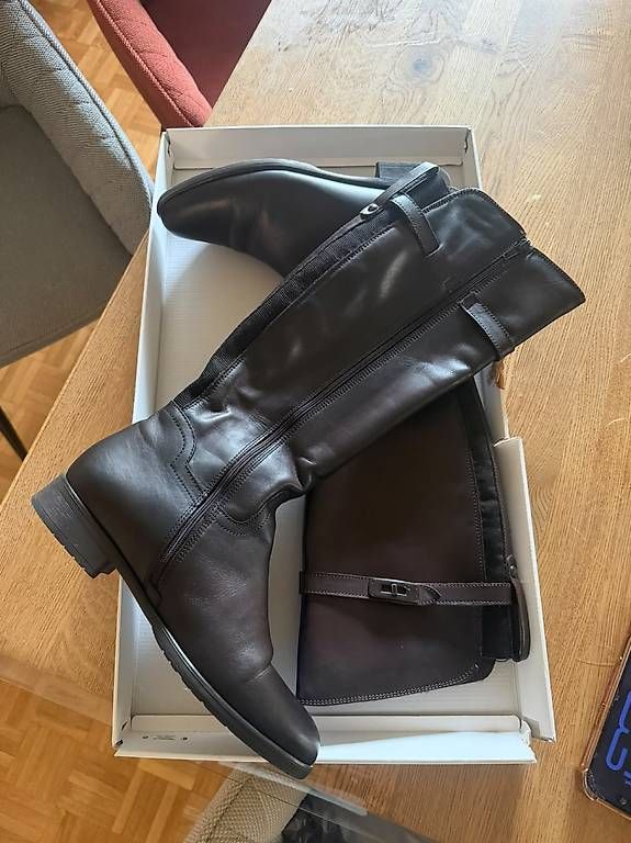 Scarpe da donna: Bottes en cuir  comme neuves – Usato da La Tour-de-Peilz venduto da lai_pdc9 2