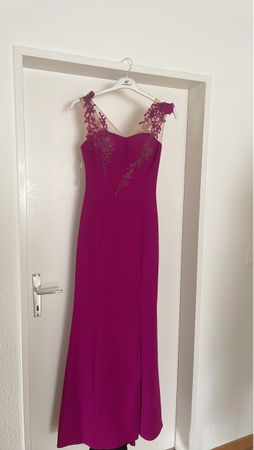 Elegantes, lila Abendkleid mit Spitze, Gr. 34/36