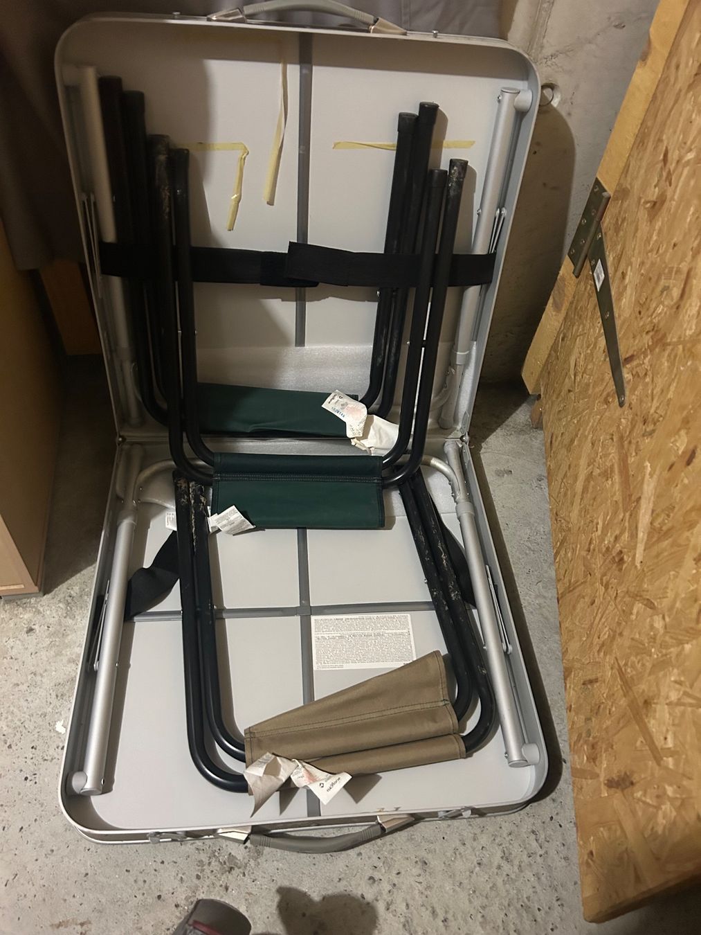 Set di tavolo e panche: Table de camping pliante verte avec 4 chaises – Usato da Monthey venduto da Nunodnf 1