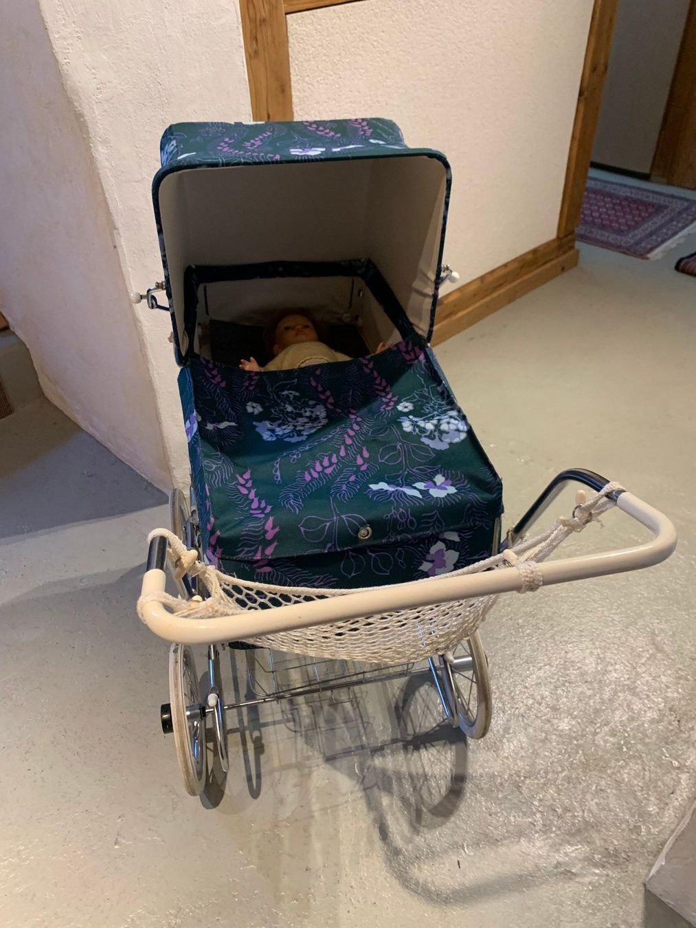 Carrozzine per bambole: alter Puppenwagen mit Puppe – Usato da Hattenhausen venduto da Topas00 2