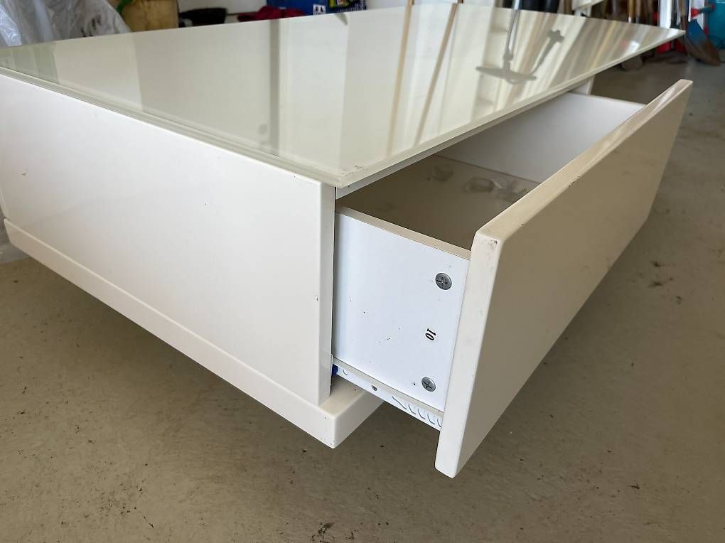 Tische: Salontisch mit Glasplatte – Gebraucht aus Bellikon von Ndorfer 4