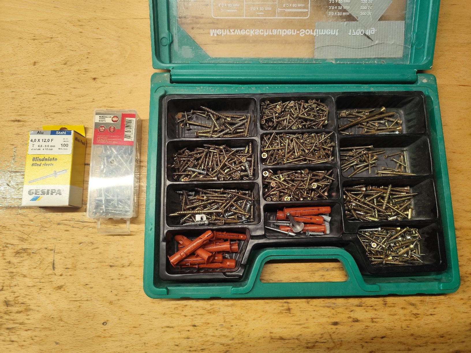 Tutti gli attrezzi: Schrauben Set und Pop Nieten – Usato da Hellbühl venduto da 30R_R30
