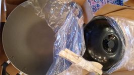 Wok Pfanne neu mit Kochlöffeln