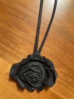 Alte, lange Kette, Anhänger, Rose aus schwarzem Leder,