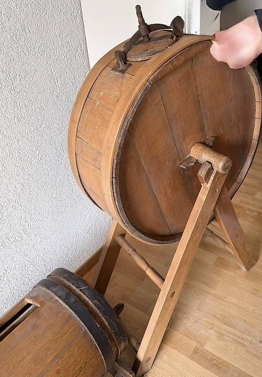 Altri elettrodomestici e apparecchi d’epoca: Antikes Butterfass aus Holz mit Gestell – Usato da Zürich venduto da pey_mtw2 1