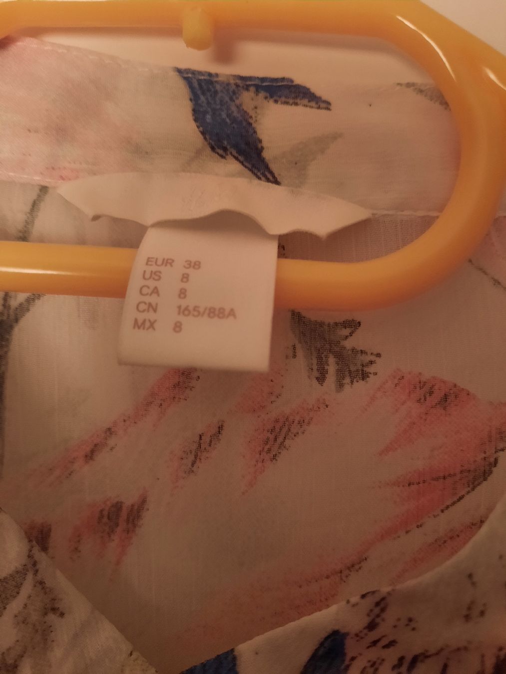 H&M Vestiti: Kleid H&M Blumenmuster Grösse 38 neuwertig – Nuovo (secondo la descrizione) da Ettingen venduto da Guggerin 3