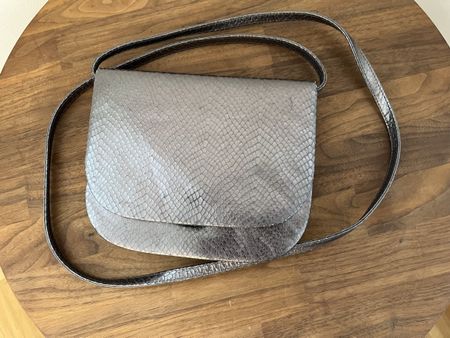Schultertasche in Silber-Optik