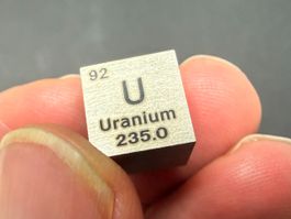 Uran 235 - FAKE-Elementwürfel, mit Gravur 1x1x1cm
