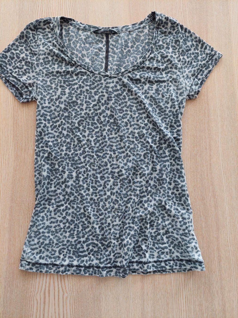 Only T-Shirts: T-Shirt mit Leomuster – Gebraucht aus Basel von eila_ila