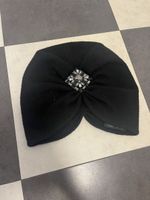 Schwarze Wollmütze mit Strassbrosche Shabby Chic