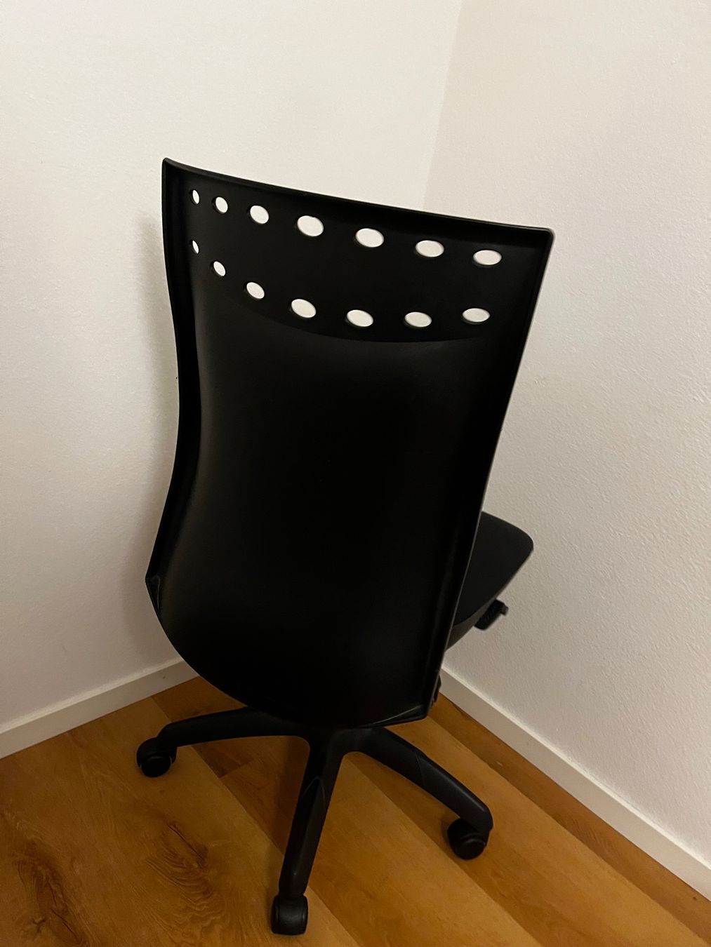 Stühle: Schwarzer Bürostuhl – Gebraucht aus Kloten von wma_fz6r 1