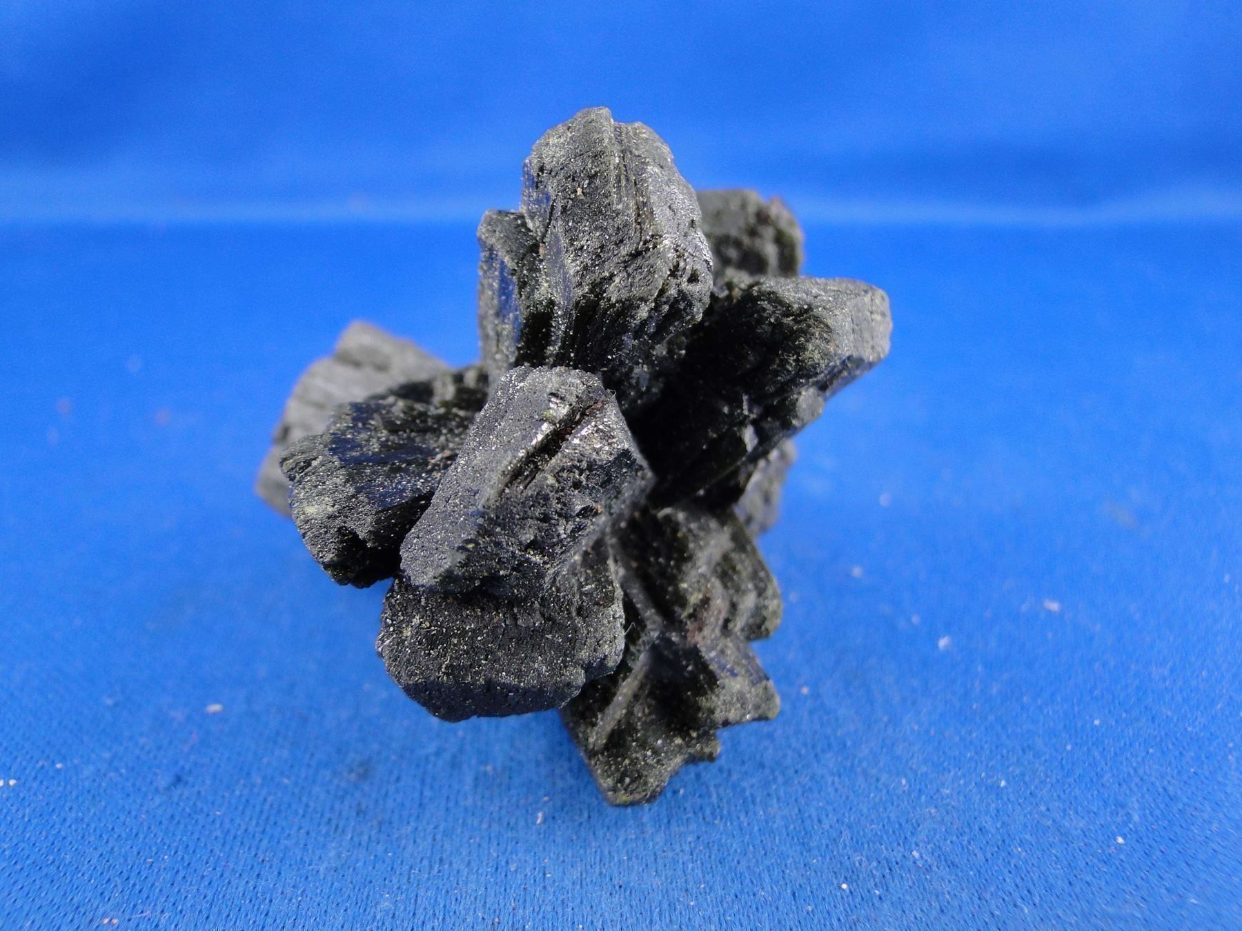 Minerali & Pietre curative: Granat var Melanit auf Epidot – Usato da Schinznach Bad venduto da Demerald 5