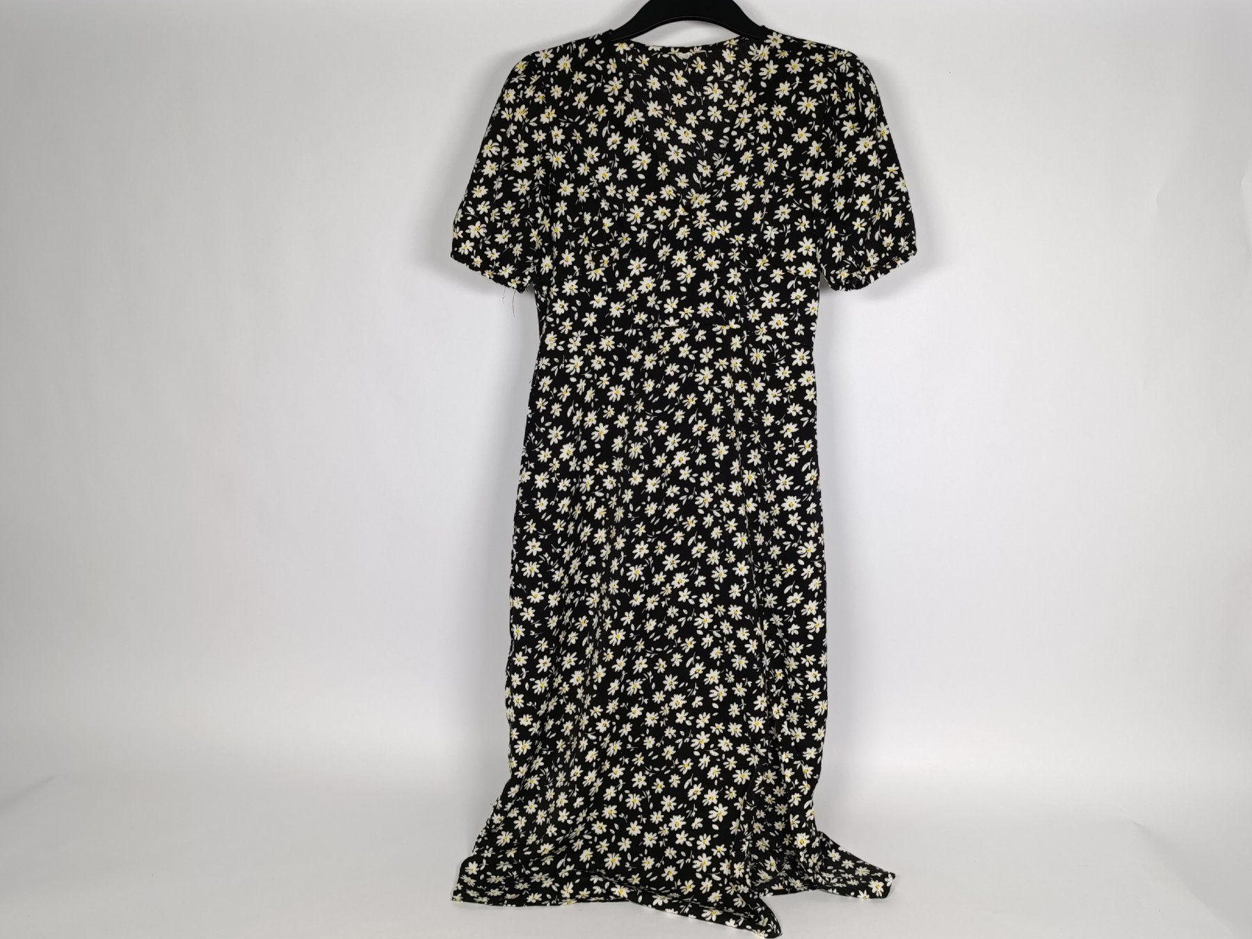 Shein Robes: Robe noire à fleurs taille S-M – D'occasion à Thielle par Plusvalue_Neuchatel