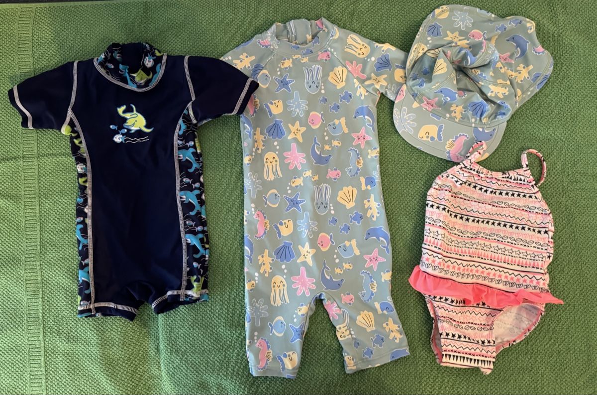 Costumi da bagno & Bikini: Badekleider Set Grösse 80 mit Hut – Usato da Horgen venduto da ButterflyH0102