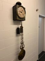 Seltene Comtoise mit Datum und Kartuschen in