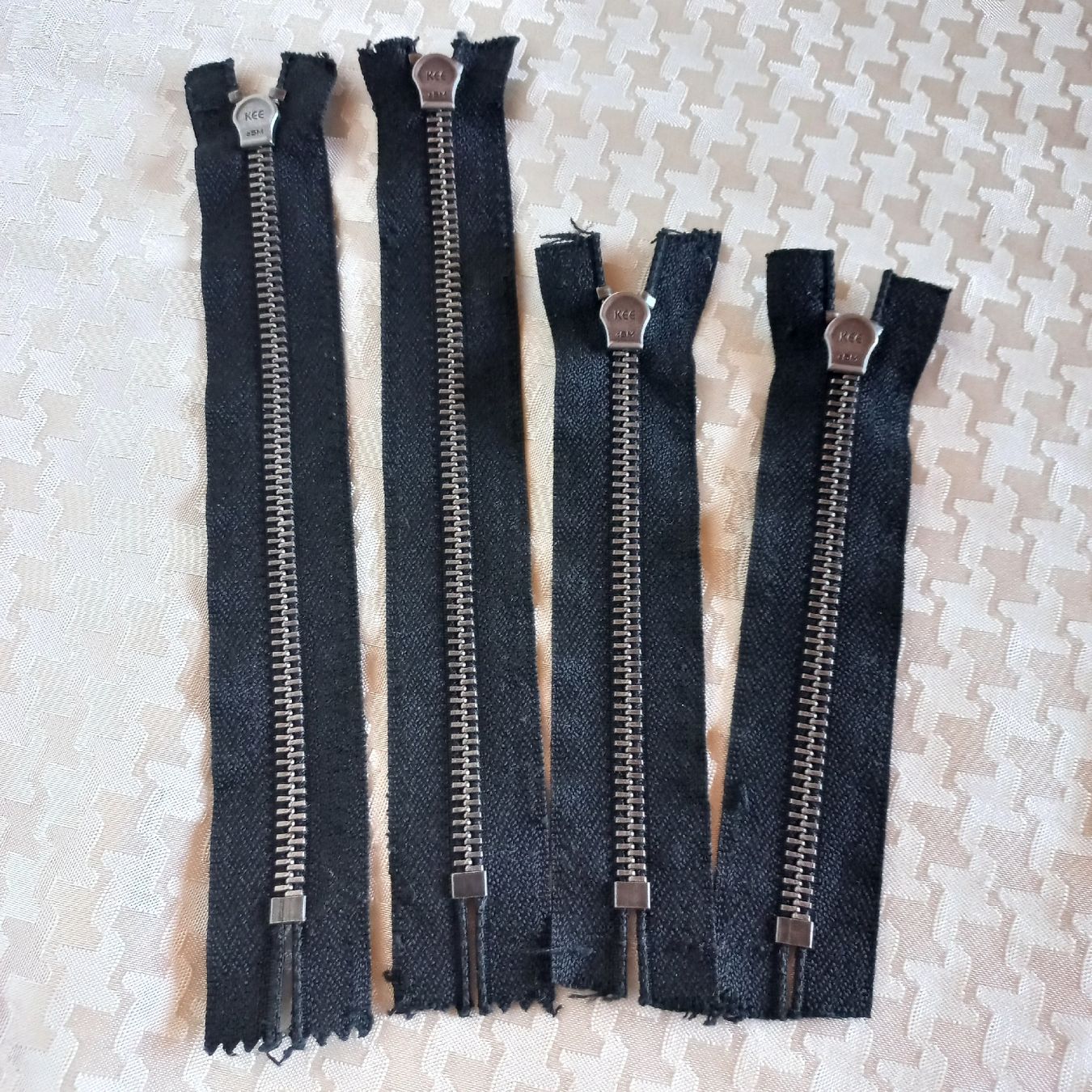Tessuti: Lot de 4 fermetures éclair KEE noires métal  – Nuovo (secondo la descrizione) da Dompierre FR venduto da fat_xth5 1