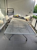 Massiver Gartentisch mit 5 Stühlen