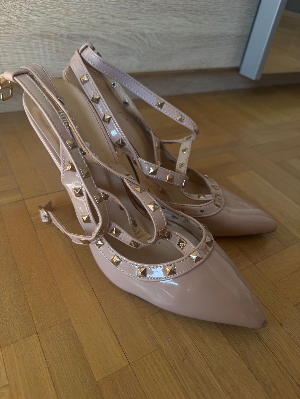 Scarpe da donna: Talons beiges cloutés – Usato da Montreux venduto da Izapechee 1
