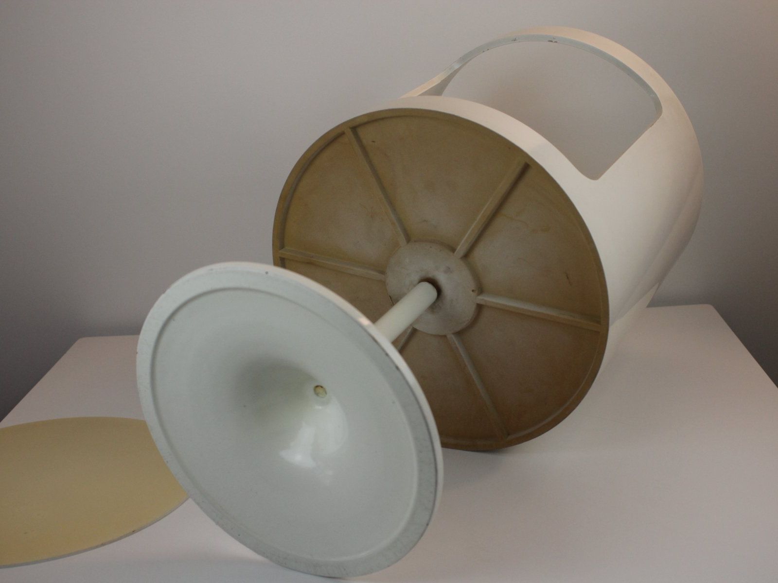Comodini: Space Age Beistelltisch Weiss Stil Opal – Usato da Basel venduto da IRMAundFRED 4