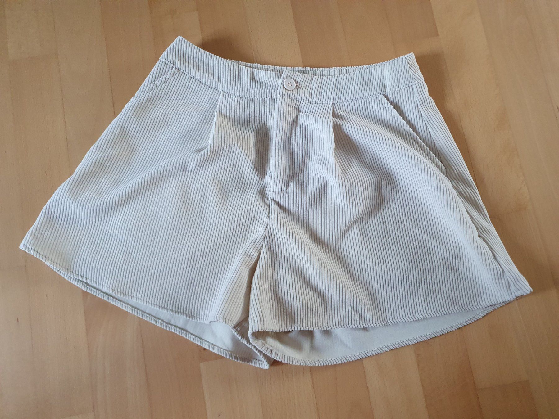 Pantalons: Kurze beige Cordhose Gr. M – D'occasion à Winterthur par Natascha_1994