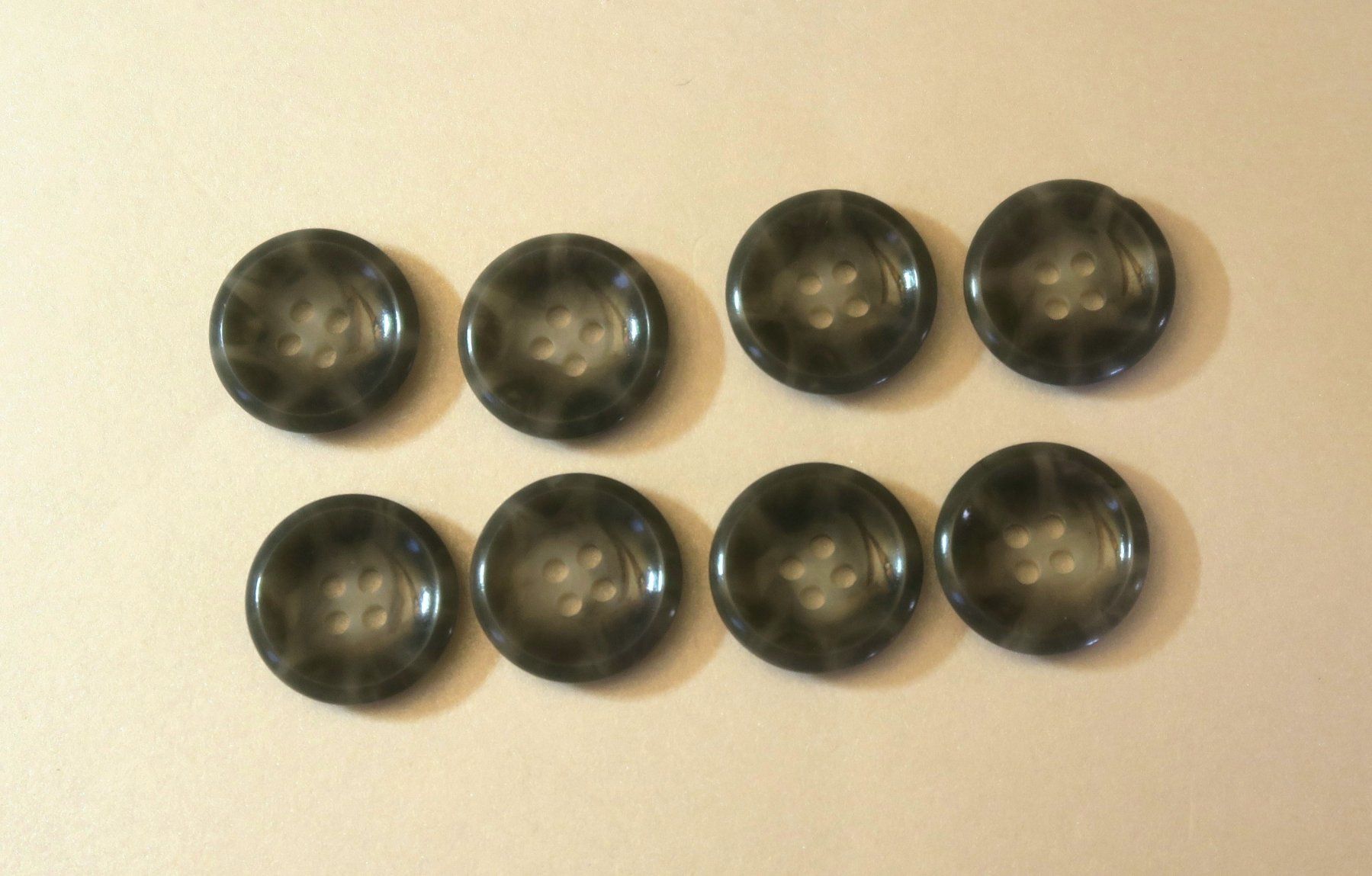 Knöpfe: 8 Knöpfe grau, ø 20.7 mm – Gebraucht aus Brittnau von marlenestone