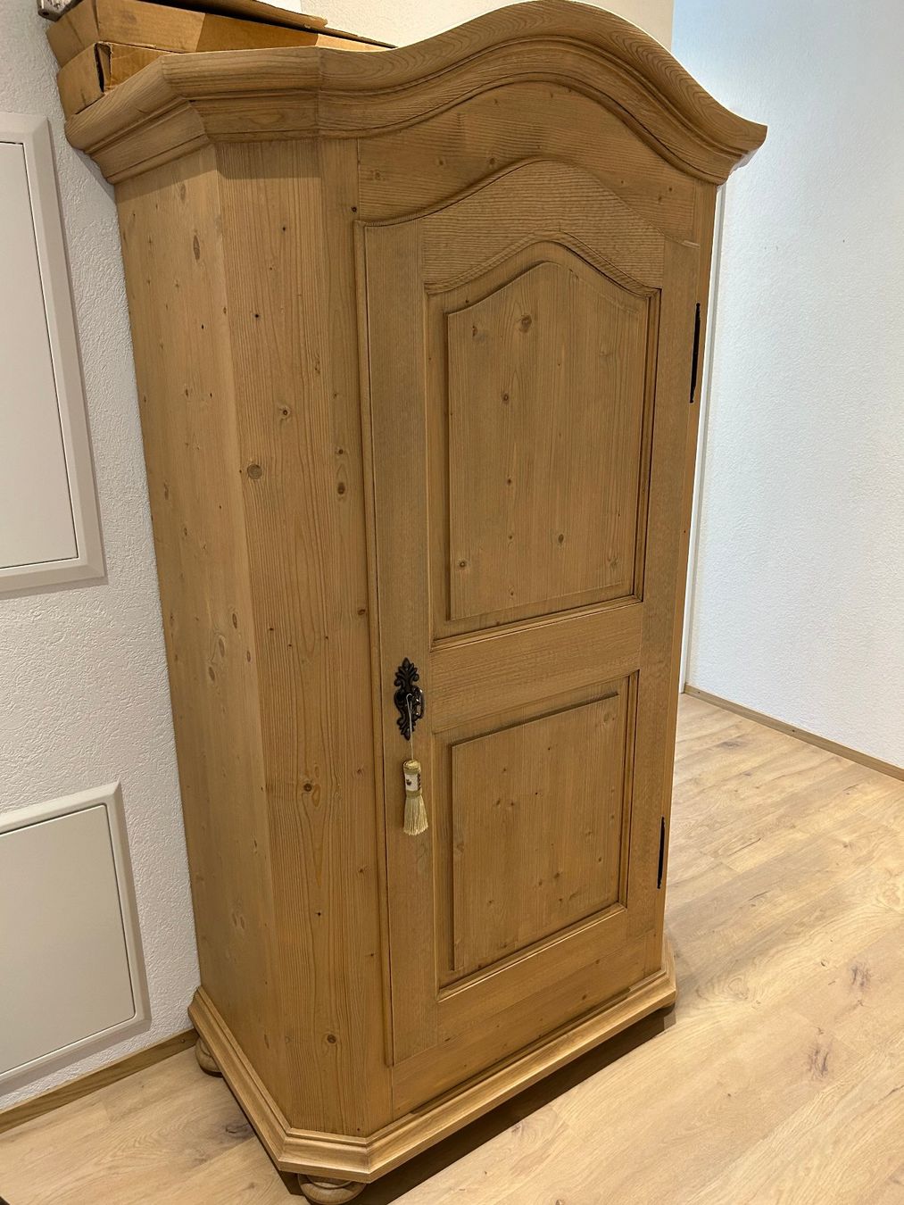 Armadi: Schöner Holzschrank – Usato da Innertkirchen venduto da Urbachtal 2