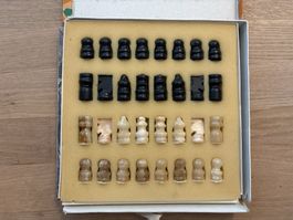 Schachfigurenset aus Stein