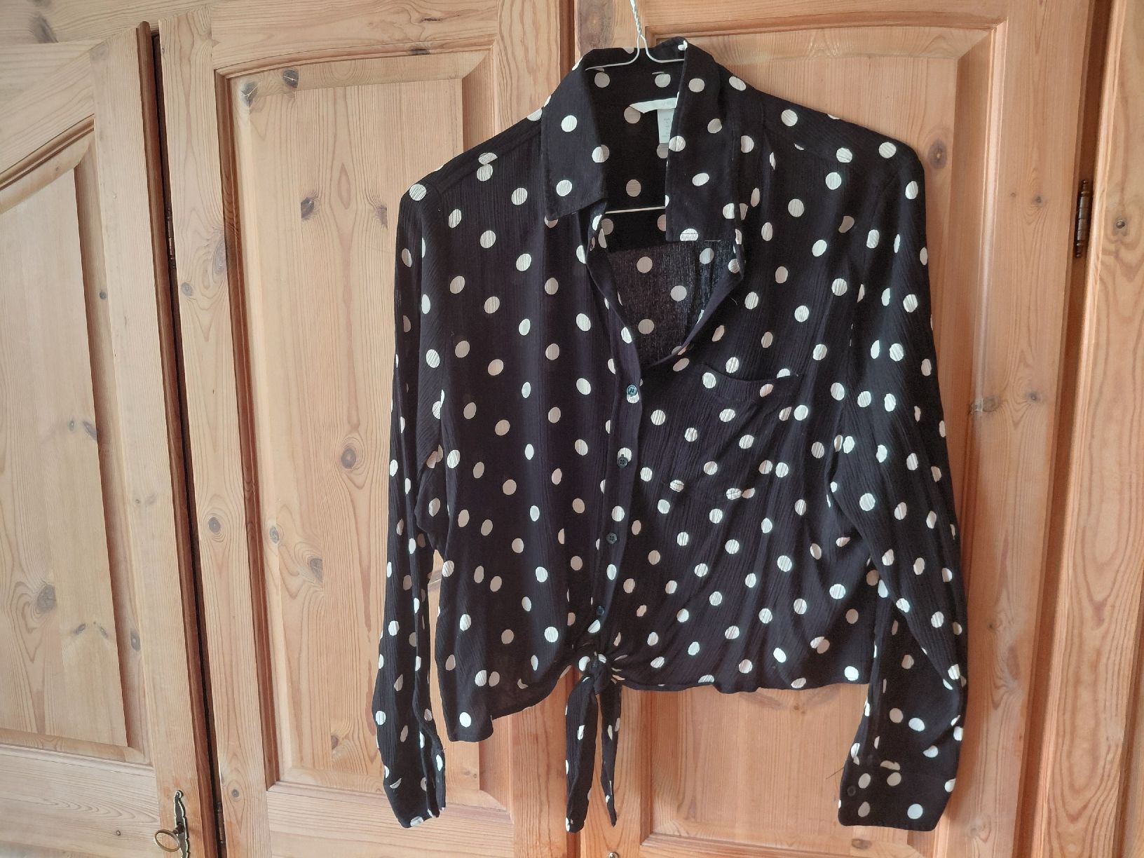 Blusen: H&M Bluse gepunktet – Gebraucht aus Winterthur von adventurenala