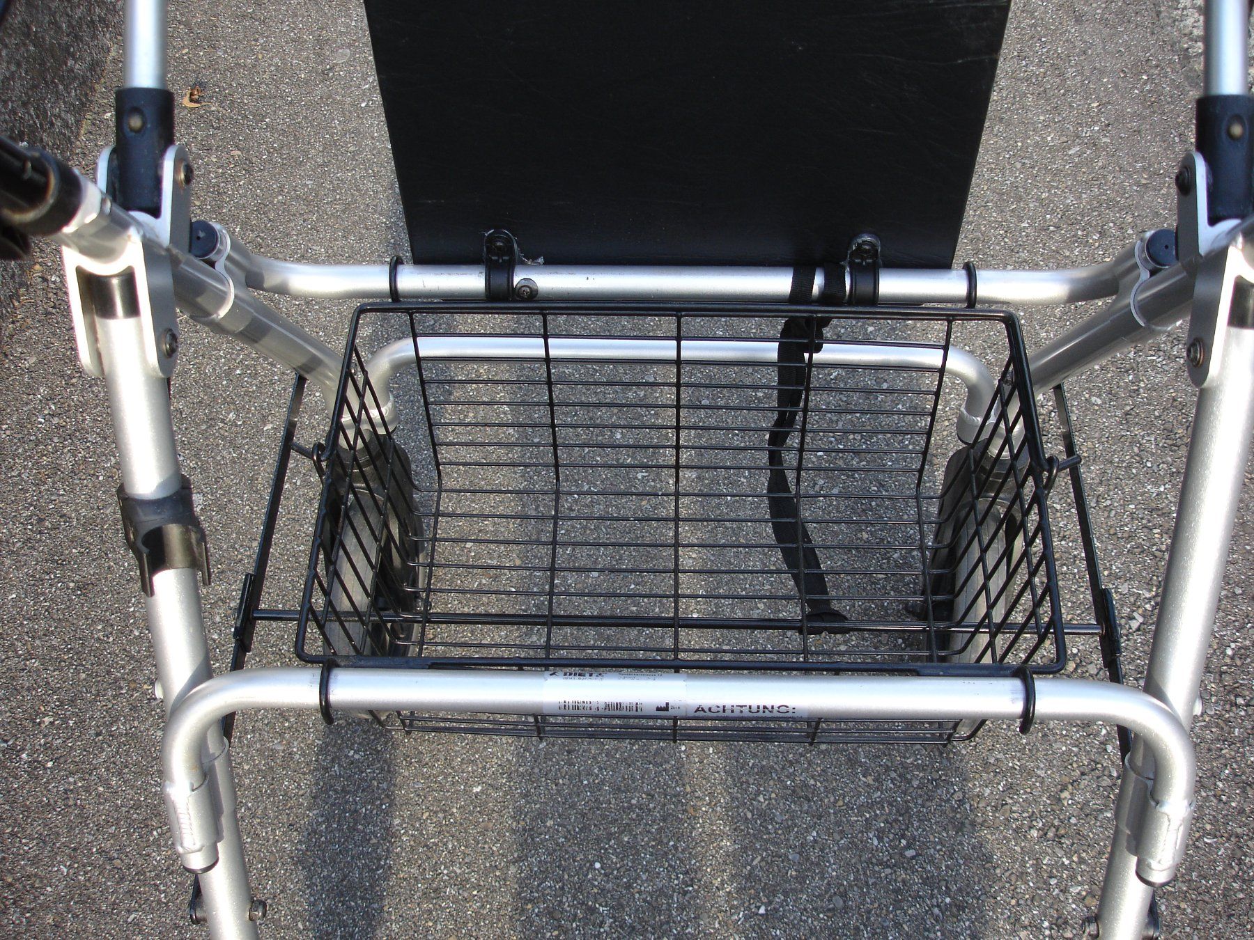 Ausili per la deambulazione: Leicht Gewicht Rollator Nova mit Sitz und Korb – Usato da Zürich venduto da phawkg 2
