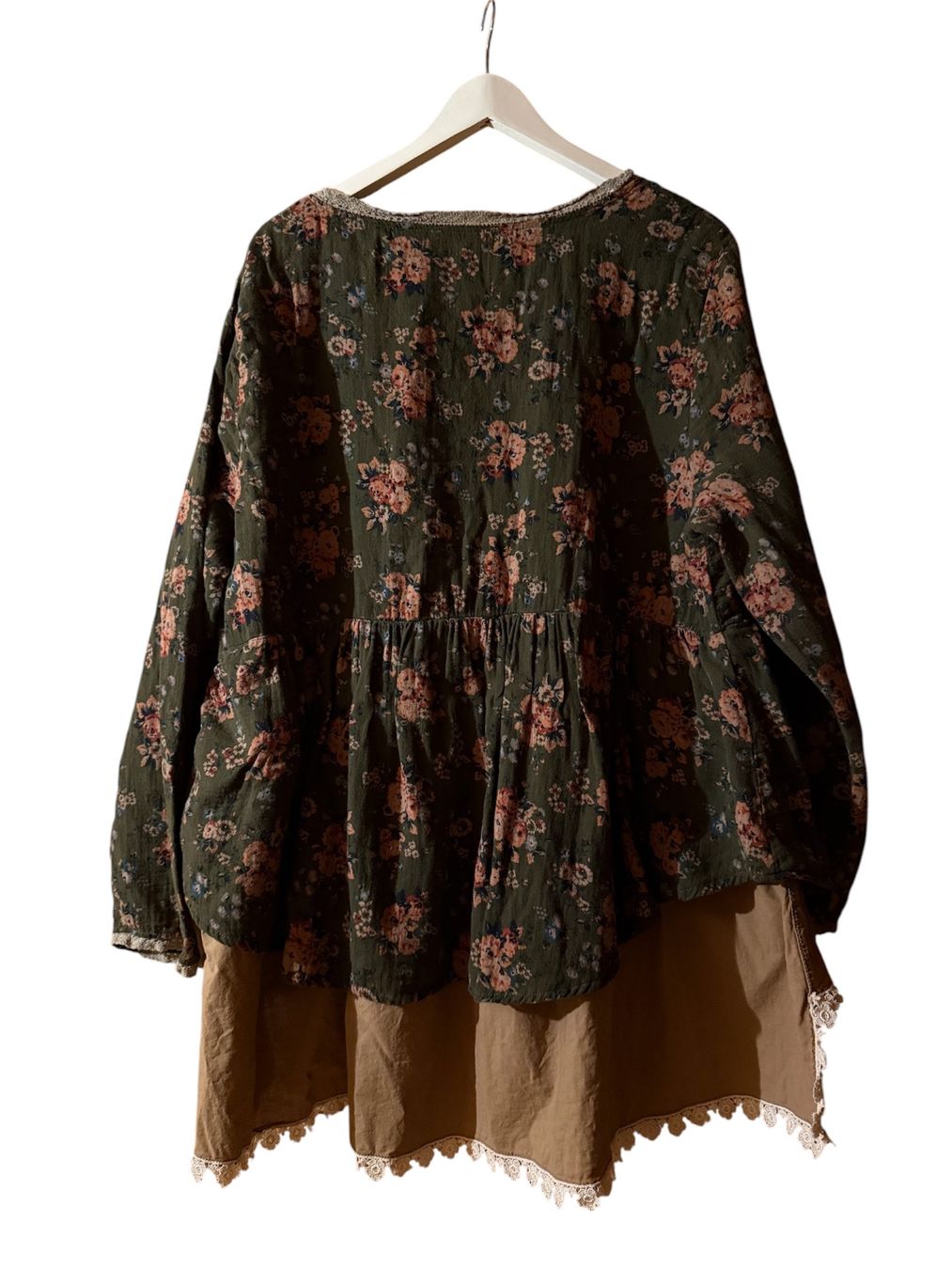 Chemisiers: Bluse mit Blumenmuster und Spitzenbesatz – D'occasion à Kiental par gali_72 1