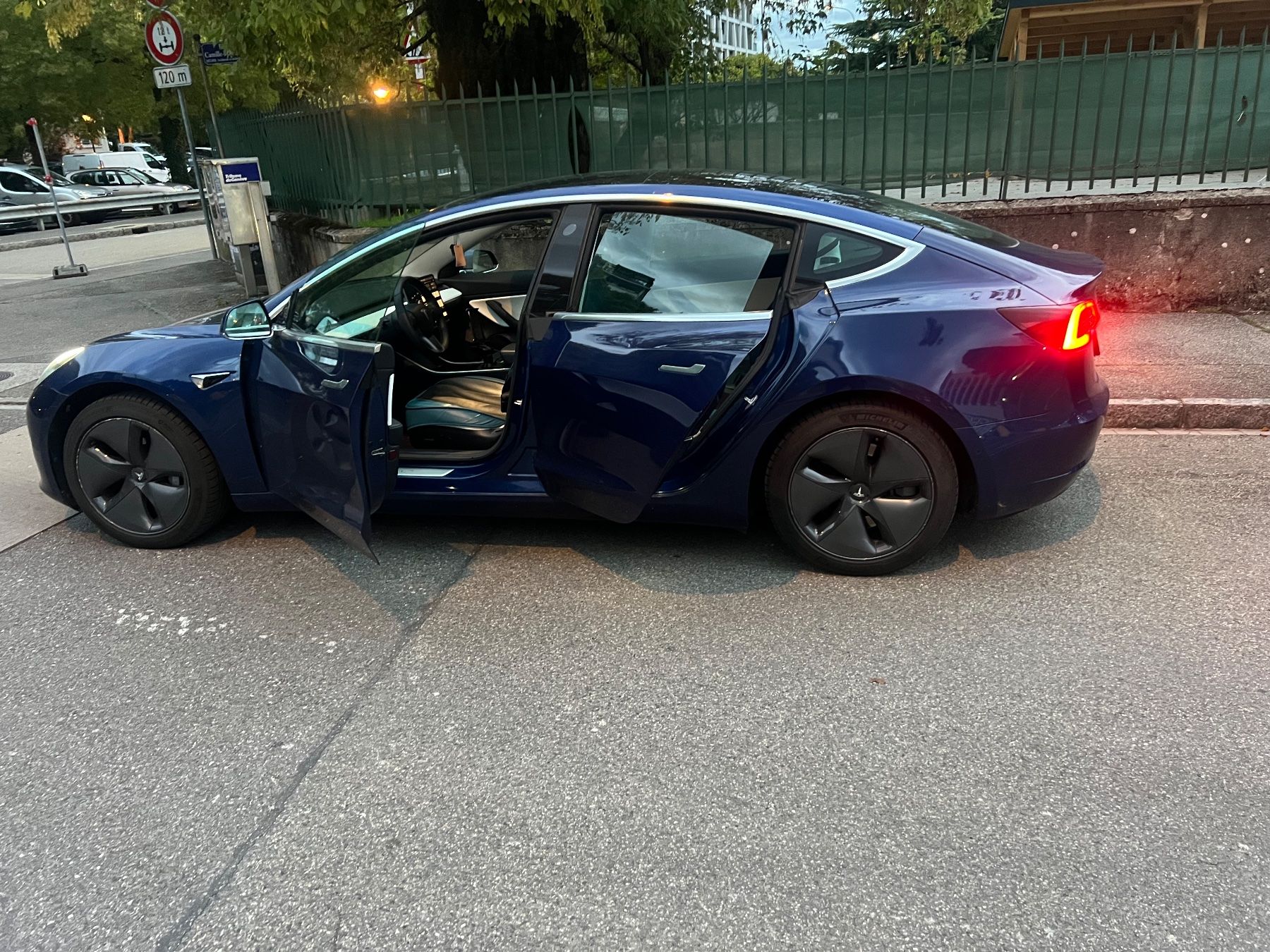 Tesla Autos: Tesla Model 3 - Long Range AWD – D'occasion à Genève par erhan-arife
