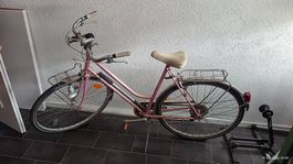 Fahrrad Damenvelo mit Gepäckträgern