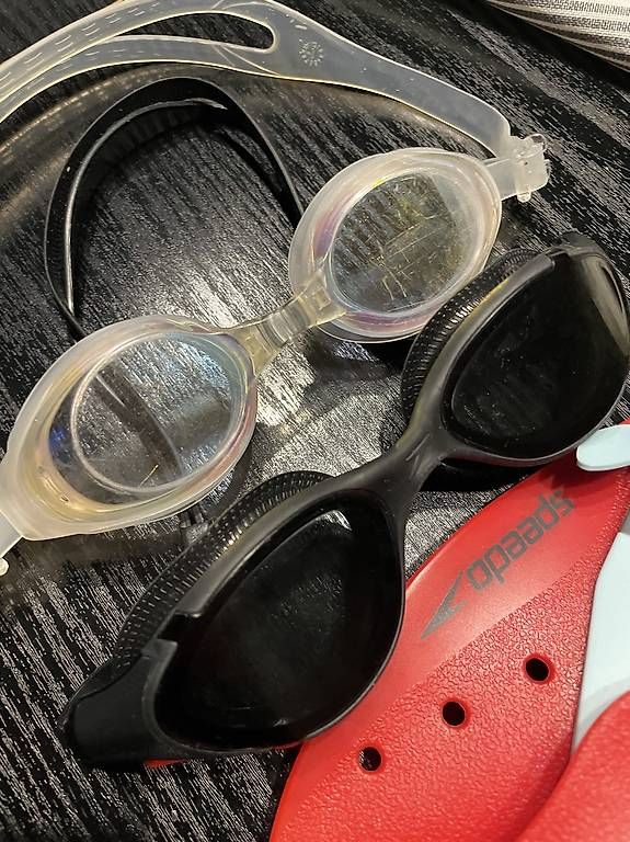 Brillen & Gläser: Schwimmenbrille und Paddles – Gebraucht aus St. Gallen von stb_sdb8