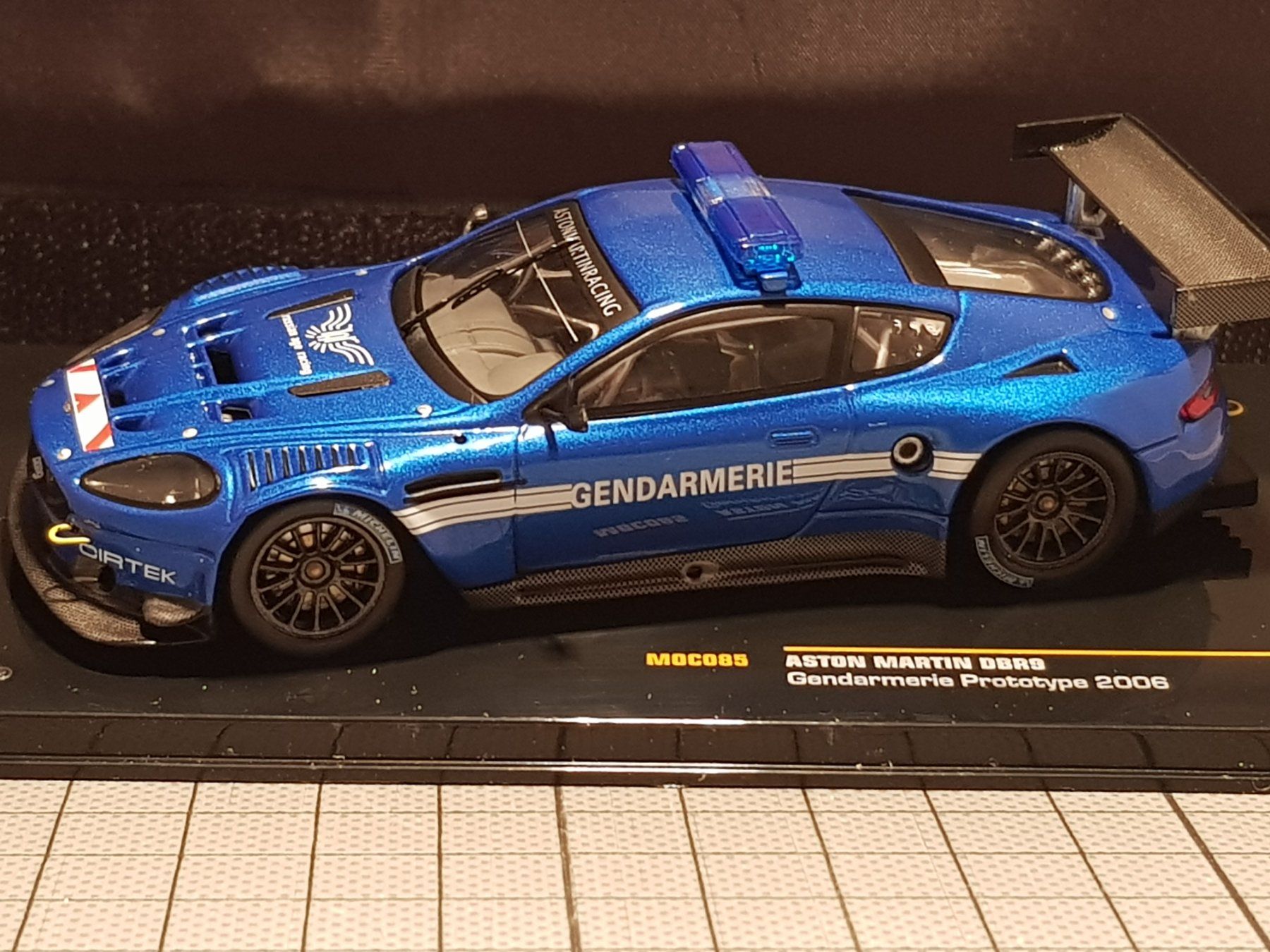 Aston Martin Modellini d'auto: Aston Martin DBR9 Gendarmerie Prototype 2006 – Nuovo e nell'imballaggio originale da Chézard-St-Martin venduto da AlPat-Collections 1