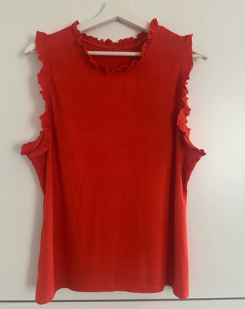 T-SHIRT mit Rüschen. Gr. 42