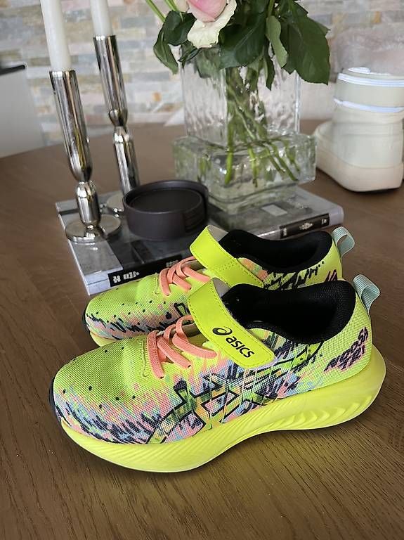 Asics Scarpe per ragazzi: Kinder Schuhe Größe 34 – Usato da Inwil venduto da 0107MI