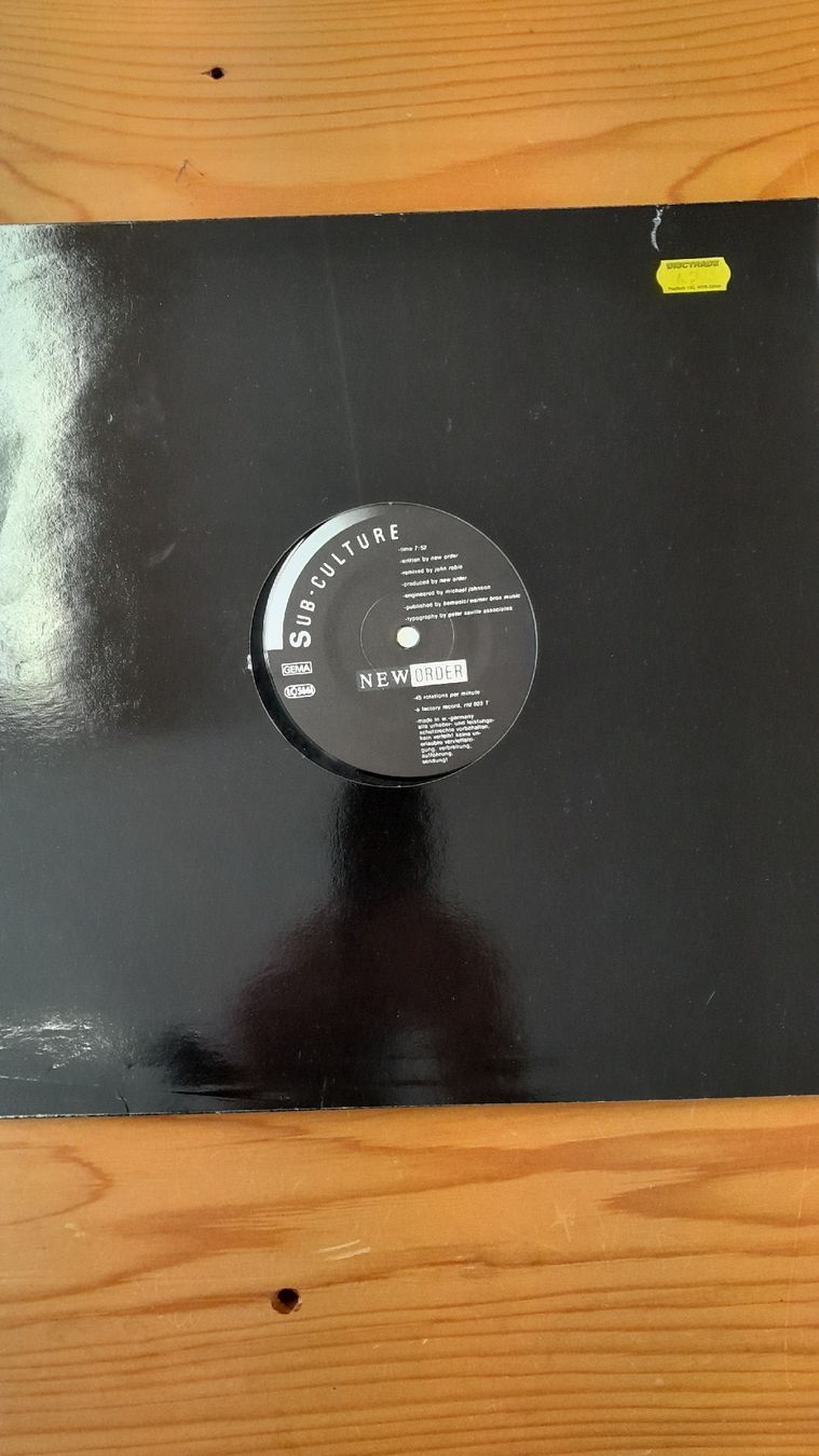 Dischi in vinile: New Order, Lcd Soundsystem  – Usato da Zofingen venduto da Lux6 6