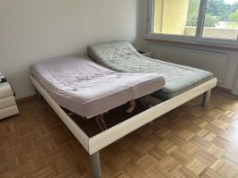 Doppel-Bett mit getrennten Lattenrosten und Matratzen 