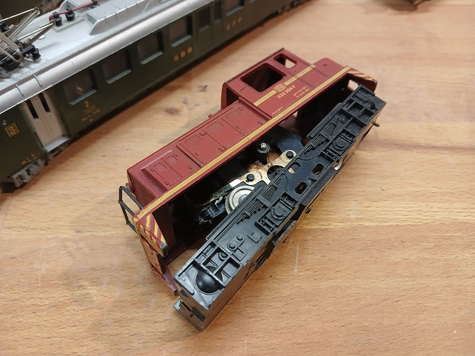 Lima Modelleisenbahnen: LIMA Rollmaterial und Geleise – Defekt aus Gwatt (Thun) von Sebirt 5