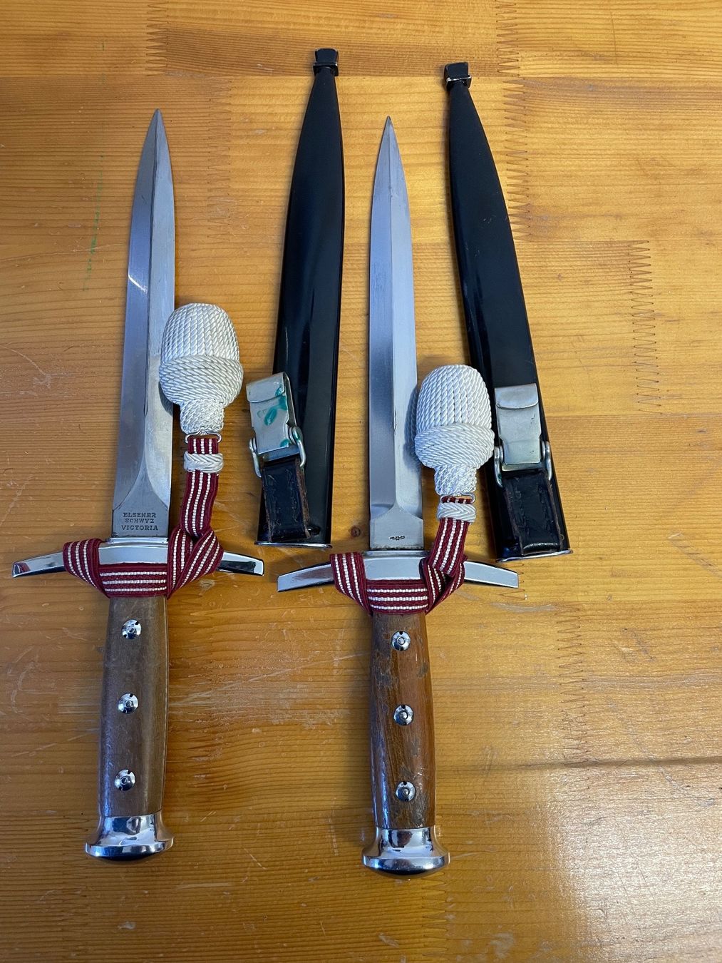 Schweizer Armee Armi bianche: Schweizer Armee Dolch mit Schlagband – Usato da Dällikon venduto da buyandbehappy 3